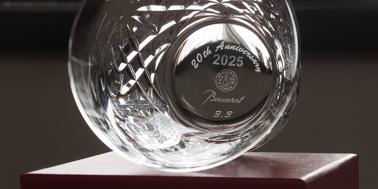 バカラグラスの商品紹介写真：バカライヤーグラス2025アリアタンブラーの底面に『20th Anniversary 3.3』と名入れ彫刻を施した写真。記念日を祝う特別な贈り物に最適な、美しいクリスタルタンブラーです。