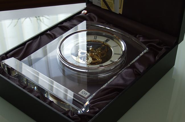 ナルミ置き時計へ名入れ|マルカートスケルトンの記念品top箱入り画像③.jpg