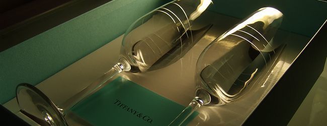 ティファニーのカデンツシャンパングラスペア。結婚祝いとして、お二人の名前や日付を名入れ彫刻し、記念に残る贈り物として人気