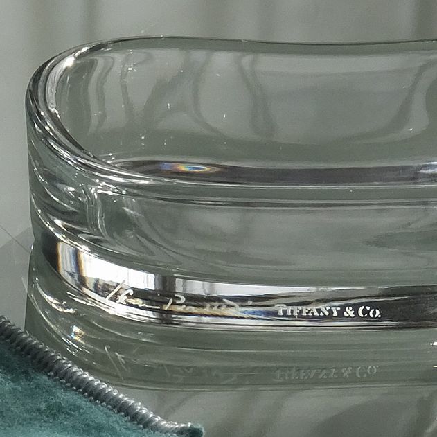 ティファニーのウェーブボックス側面に刻まれた、エルサ・ペレッティのサインとTiffany & Co.のロゴ刻印のクローズアップ写真