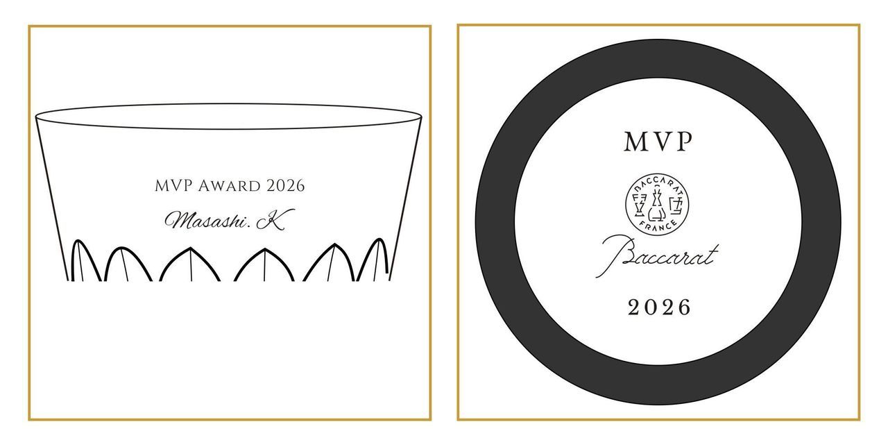 一対のワイングラスに、結婚祝いの名入れ彫刻を施したイメージ写真。左のグラスの側面に『H&T Forever &Always 2027.11.03』、右のグラスの底面には『Wedding Cheers Taku&hana 2027』と流麗な文字で刻印されており、新生活の門出を祝うエレガントなペアギフトのディテール。