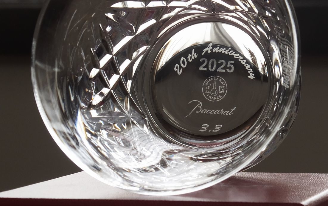 バカラのイヤータンブラー〈アリア2025〉底面に『20th anniversary』と記念日を名入れ彫刻した写真。周年記念や20歳の誕生日のお祝いにぴったりの特別な贈り物として、感動的な瞬間を演出します