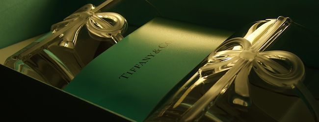 ティファニーのボウグラスペア。結婚祝いとして、お二人の名前や日付を名入れ彫刻し、記念に残る贈り物として人気