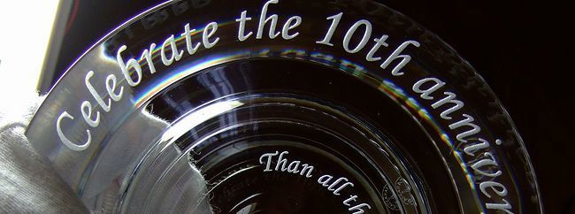 バカラの高級トレイに“Celebrate the 10th anniversary”のメッセージを名入れ彫刻。10周年記念の贈り物や記念品として最適な、クリスタルの美しさと上品さを兼ね備えたオーダーメイドギフト