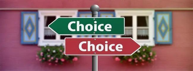 バカラハイボールグラスの名入れラインナップを紹介する写真。中央に『Choice』の文字があり、その左右に矢印が向いているデザインです。これは、お客様が様々なバカラハイボールグラスのモデルの中から、名入れ彫刻を施すグラスを自由に選べることを象徴しています。多種多様なグラスが並ぶ中で、贈る相手やシーンに最適な一本を選び、特別なオーダーメイドギフトを創造できる選択肢の広さを表現しています。