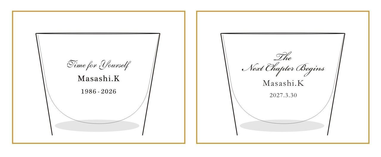 ナラティブ（物語調）な英文メッセージで、長年の献身への感謝とこれからの自由な旅路を祝う言葉、お名前を名入れ彫刻した2つのグラスのサンプル写真。情緒溢れる手書き風フォントや温かみのある書体がクリスタルの輝きと調和し、一つの章の締めくくりと新たな人生の始まりを優しく祝福する、退職・退任祝いのイメージ。