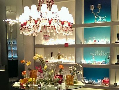 バカラブティックで展示される花瓶、グラス、オブジェ。バカラの高級クリスタルが生み出す美しいデザインが魅力的に並ぶショーケース