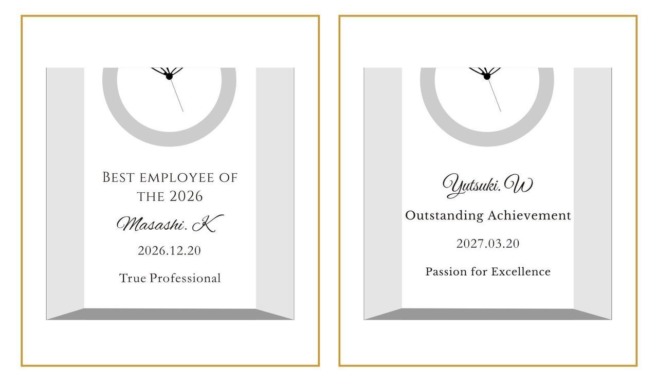 ナラティブ（物語調）な英文メッセージで、卓越したリーダーシップとチームへの献身的な貢献、そして共に歩んできた輝かしい軌跡への深い感謝を綴り、お名前、賞名、日付を名入れ彫刻した2つのクリスタルクロックのサンプル写真。情緒溢れる手書き風フォントや温かみのある書体が、これまでの功績を讃え、さらなる未来を共に刻み続ける喜びを表現する、感動的な法人向け表彰記念のイメージ。