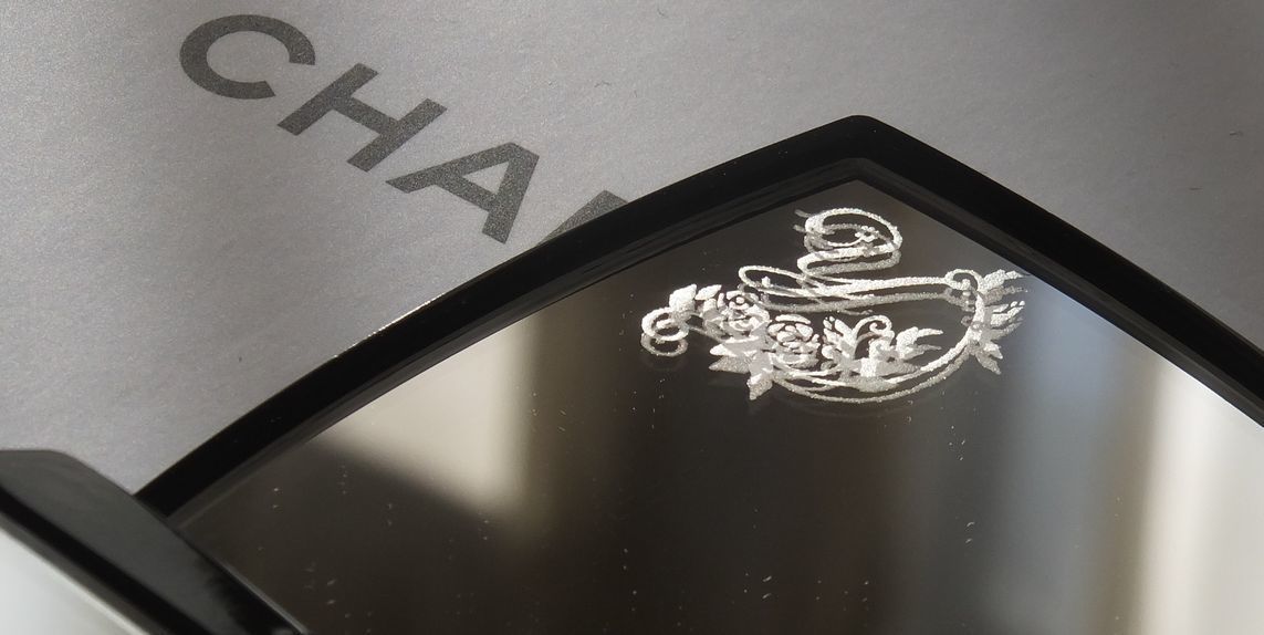 シャネルのコンパクトミラーを開いた際、上部ミラーの左上にイニシャル『Y』が名入れ彫刻された写真。鏡を覗くたびに自分のイニシャルが目に留まる、上品でパーソナルなカスタマイズのイメージ。