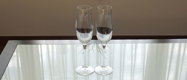 ティファニーのシャンパングラスペアセット。結婚祝いに最適な名入れ彫刻を施し、特別な瞬間を祝う洗練されたアイテム