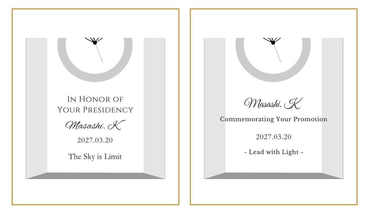 ナラティブ（物語調）な英文メッセージで、これまでの弛まぬ努力への称賛と、新たな重責におけるさらなる飛躍を願う言葉、お名前、新役職、就任日を名入れ彫刻した2つのクリスタルクロックのサンプル写真。情緒溢れる手書き風フォントや温かみのある書体が、時計が刻み始める新たなキャリアの時間を優しく、かつ力強く祝福する、感動的な法人向け昇進祝いのイメージ。