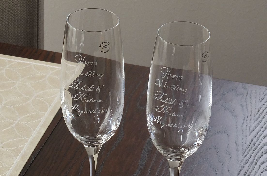 結婚祝いに贈るティファニー ペアシャンパングラス Happy Weddingと二人の名前、日付をスクリプト体で名入れ彫刻