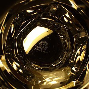 バカラ アビスタンブラーを覗き込んだ写真。美しいカットデザインと高級感あふれるクリスタルグラス。贈り物や特別な場面に最適なギフトアイテム
