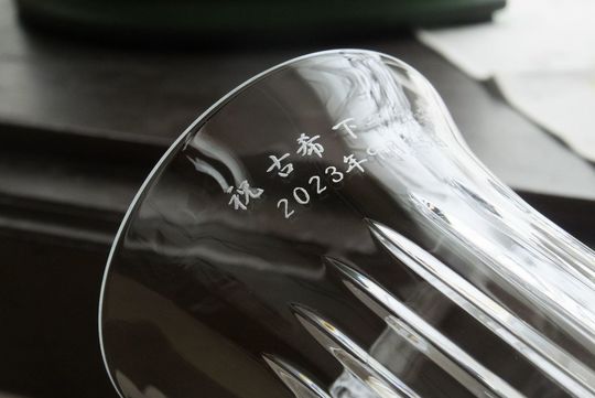 古希祝いの贈り物 バカラ 花瓶 ビゾーに『祝 古希 名前 日付』を漢字で名入れ彫刻した特別な記念品 アップ写真