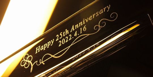 結婚25周年記念に贈る、ウェッジウッドのフォトフレームに「Happy 25th Anniversary」の文字、記念日、そして上品な装飾デザインが名入れ彫刻された美しい写真