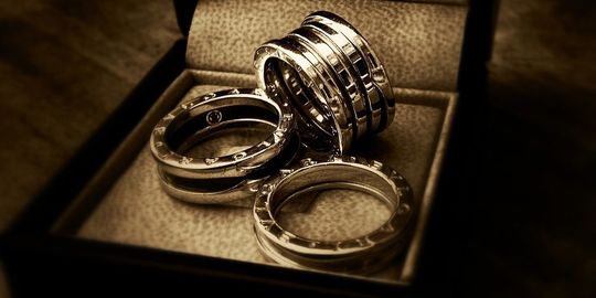 名入れギフトにおける高級感は、ブランド価値か彫刻内容の充実か。受け取る側が感じる“本当の高級さ”を探る解説コンテンツの導入画像