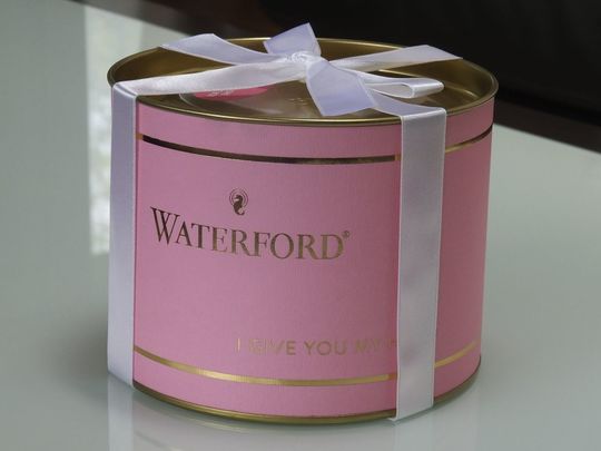 名入れ彫刻を施したウォーターフォード製ハートボックス｜白いリボンとピンク缶で贈る華やかなアイテムリクエスト事例