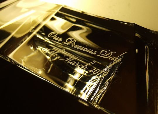 結婚祝いに贈るウェッジウッド デイライト フォトフレーム Our Precious Day 16th March 2019を名入れ彫刻した特別な記念品