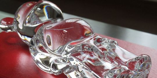 バカラのベアブリックのシルエットが分かるように、寝かせて撮影した全体写真。透明なクリスタル製のベアブリックが横向きに置かれ、その特徴的なフォルムが美しく際立っています。