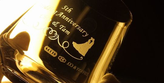 結婚記念日に名入れ彫刻ギフト｜夫婦・子から両親へ贈る特別な