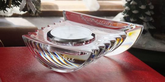 退職記念に贈るバカラ ラランドクロック。時計の天面に教授の名前、前面下部に『Apari 1 2023』、背面下部に〇期生の名入れ彫刻を施した、感謝の気持ちを伝える特別な記念品