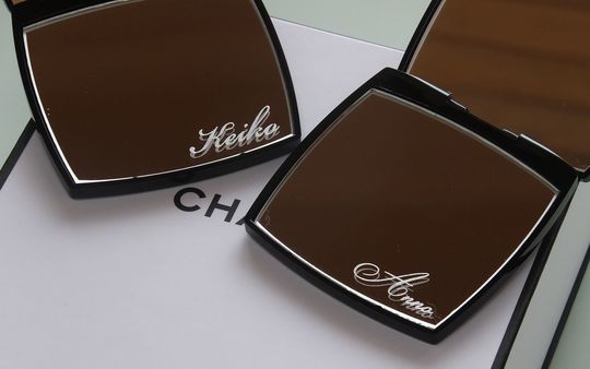 社員が選べる法人ギフト シャネル コンパクトミラーの鏡面にKeikoとAnno、それぞれのお名前をさりげなく名入れ彫刻した写真
