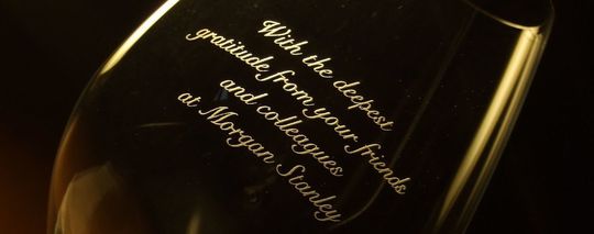 名入れ彫刻されたリーデル ワイングラス。側面にスクリプト体でオリジナルメッセージが彫刻された特注ワイングラス