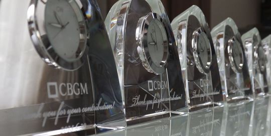 グラスワークスナルミの名入れ置き時計｜記念品ギフト