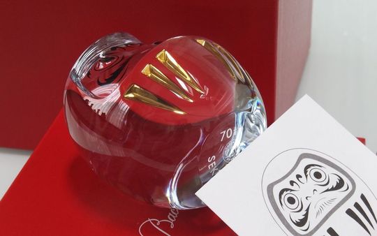 ウエッジウッドのプロミス トゥーハーツ シャンパングラスに、チャペルと新郎新婦のシルエット、中央に“I am so happy that I met you, I love you so much”のメッセージを名入れ彫刻した結婚祝い用グラスの写真