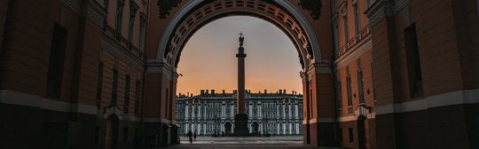 シンプルな白いお皿に盛られた料理のアップ写真｜名入れギフトも器（商品）の選び方で感動の深さが変わるというコンセプトを表現