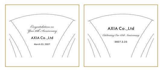 伝統的で格調高いクラシックスタイルの英文フォントで、『Congratulations on your 10th Anniversary』や『Celebrating Our 10th Anniversary』、社名、日付を名入れ彫刻した2つのバカラ製フラワーベースのサンプル写真。重厚なセリフ体やエレガントなカリグラフィーがバカラ特有の深い輝きと調和し、企業の歩みとさらなる発展を象徴する、最高級の法人向け周年祝いのイメージ。