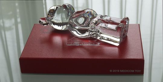 法人向けギフトに人気のバカラ製クリスタルだるまと正規ブランド冊子のセット