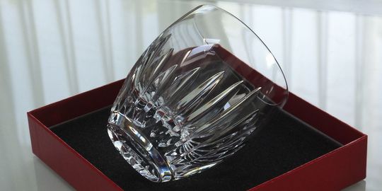 バカラのタンブラー（ロックグラス）の名入れページの商品一覧で使用する写真。バカラ マッセナタンブラーがテーブルの上に置かれています。重厚なカットが施された美しいクリスタルグラスが、光を反射して輝き、名入れギフトとしての存在感と洗練された美しさを演出しています。