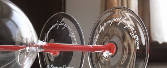 リーデル ファット・ア・マーノ カベルネメルロの底面 | 退職祝いのメッセージが名入れ彫刻された、鮮やかな色の美しいワイングラス