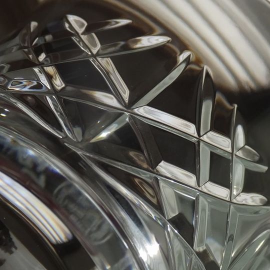 バカラのイヤーグラス〈アリア2025〉のカットをクローズアップした画像。オペラの独唱『アリア』にちなんだ華やかな旋律をイメージした精緻なカットデザインが特徴