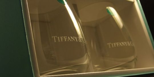 ティファニー名入れグラスの商品一覧ページで、販売終了したグラスを紹介する写真：ティファニーロゴペアタンブラーが、ティファニーブルーボックスに美しく収められている全体写真。惜しまれつつも販売終了となったアイテムの記録です。