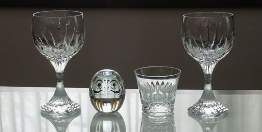 バカラ製品一覧ページ：テーブルの上に美しく並べられた、マッセナワイングラス、クリスタルダルマ、ティアラタンブラー、そしてもう一つのマッセナワイングラス。バカラの多様で洗練されたグラスコレクションを際立たせる写真です。