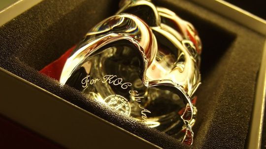 バカラの招き猫の底面に『5th Anniversary』と名入れ彫刻を施した写真。5周年記念の特別な贈り物として、福を招く縁起の良いアイテムです。