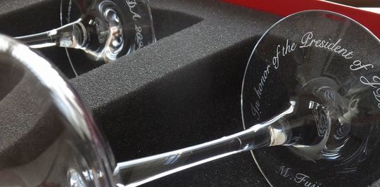 バカラ製ワイングラスの底面に社長就任記念の名入れ彫刻を施したオーダーメイドギフト。高級感あふれる記念品