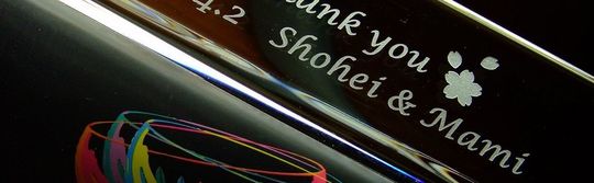 ウエッジウッドのフォトフレームに、お二人の名前、心温まるメッセージ、そして記念日を名入れ彫刻した特別なギフト。大切な思い出を永遠に保存する美しいデザインが、結婚や特別な記念日の贈り物として最適