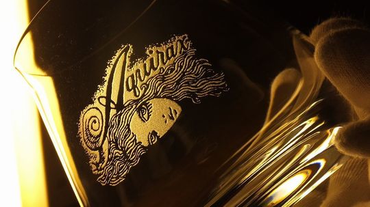 著名な画家のデザインを名入れ彫刻したバカラシャトータンブラー