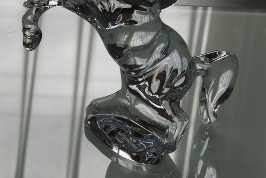 バカラ製いななく馬オブジェの底面に名入れ彫刻を施したオーダーメイドギフト。テーブルの上に美しく置かれた高級記念品