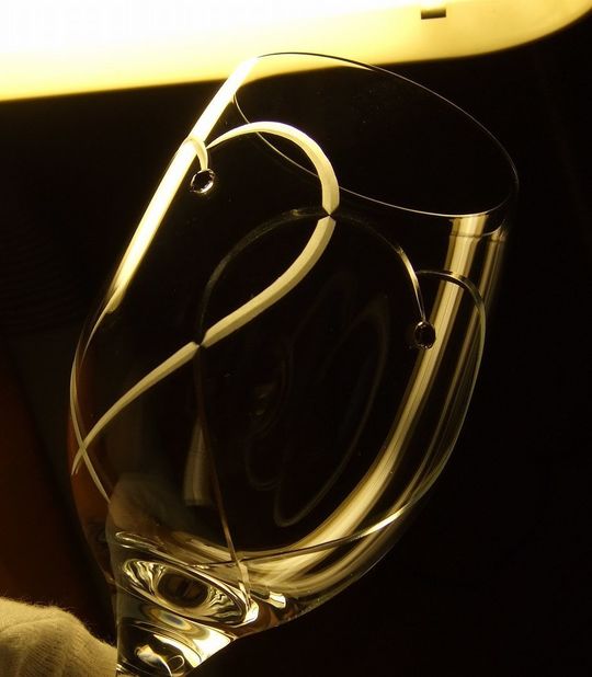 ウェッジウッド プロミシストゥーハーツワイングラスの全体写真。二つのハートが寄り添うロマンティックなデザインが特徴で、結婚祝いや記念日にぴったりのペアグラスです。