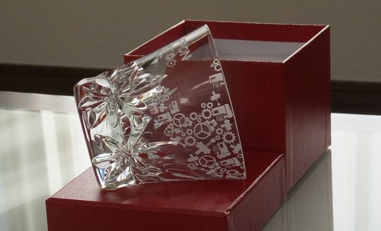 バカラのロックグラス側面に、企業のイメージデザインやロゴを名入れ彫刻で施した、オリジナルのカスタムデザイン記念品の写真