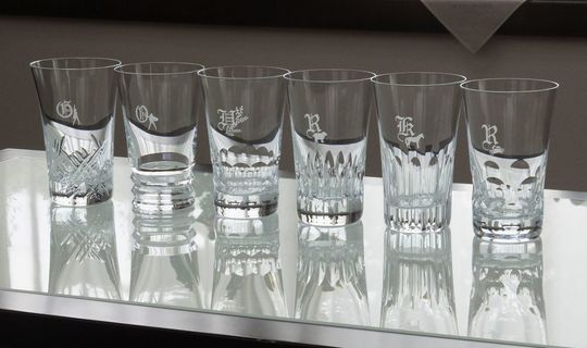 イニシャルデザインと星座デザインが彫刻されたバカラハイボールグラス6客