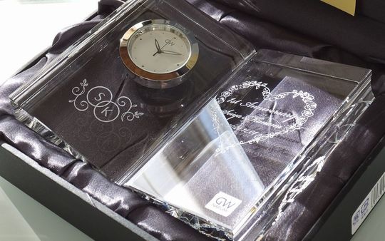 グラスワークスナルミのディクショナリークロックに、結婚1周年を祝う二人のイニシャルとメッセージがハートデザインで彫刻された名入れギフト