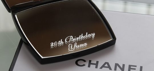 シャネルの名入れミラーに『20th Birthday Yuna』というメッセージが刻まれた、思い出に残る誕生日プレゼント。洗練されたデザインで、大切な20歳の記念日を祝う特別なギフト。