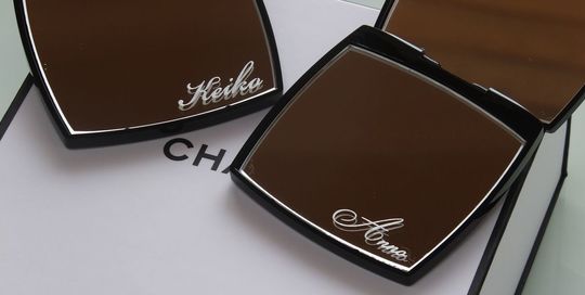 2つのシャネルのミラー下部に、流麗なスクリプト体で『Keiko』と『Anno』と名入れ彫刻が施された写真。自分だけの特別感を演出する、繊細でエレガントなパーソナルギフトのイメージ。