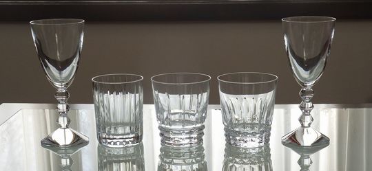 退職祝いにおすすめのバカラ名入れグラスのラインナップ写真。ベガワイングラス、ハーモニータンブラー、アルルカンタンブラー、ピカデリータンブラーがテーブルに美しく並べられ、名入れ彫刻が施されている