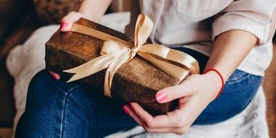 記念日や誕生日のサプライズが本当に成功するのか？ギフト演出の成功率を調査した記事の導入画像